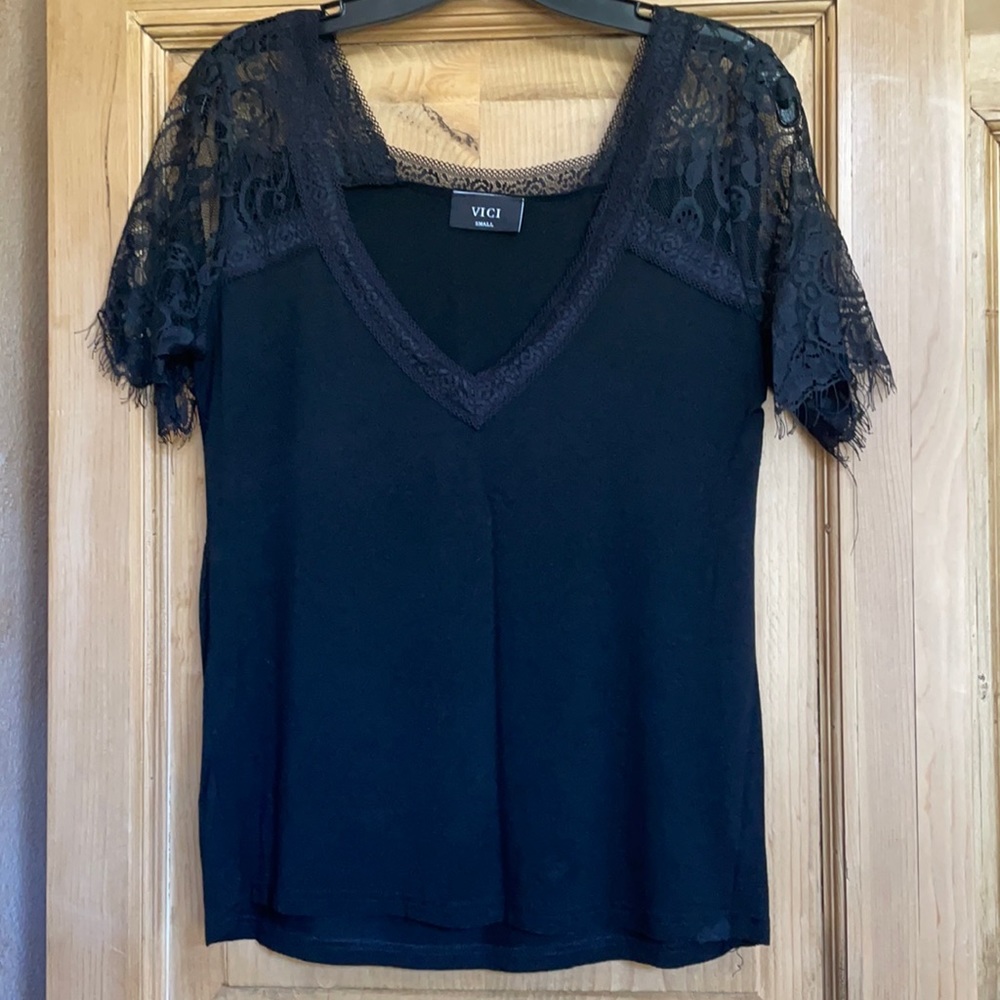 NWOT VICI LACY VEE NECK